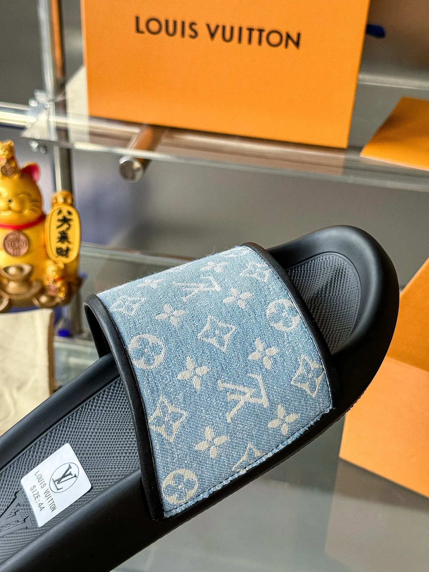 [L Home] P: 300💰 ▪️Shoe size: Women's 35-40 Men's 38-46▪️Packaging: Counter top quality~original packaging Louis Vuitton lv couple's monogram embossed slippers This season, Waterfront sandals return with a new look, and the upper buckle is embossed with Louis Vuitton's iconic Monogram pattern. Made of waterproof rubber with a comfortable and resilient insole. The lightweight, flexible outsole is embossed with the Louis Vuitton logo. Exquisitely packaged at the delivery counter 🛍📦 ▪️Fabric: Original molded rubber foam ▪️Sole: Original molded rubber foam outsole ▪️Sole thickness: 3CM.